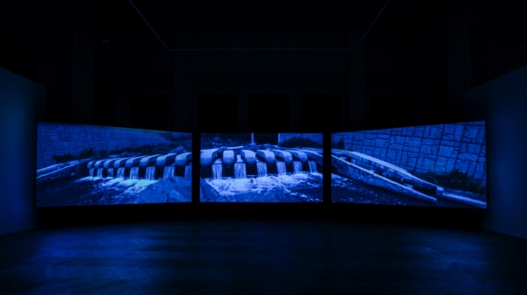 Goang-Ming Yuan, Disappearing Landscape - Passing II, 2011. Installation vidéo à triple projection. Vue d'installation au Casino Luxembourg, 2015. © Mike Zenari.